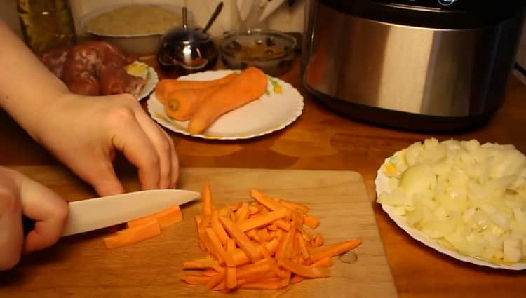 At tilberede pilaf i en multi-cooker redmond skåret gulerødder