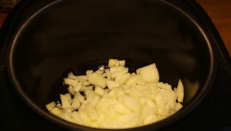 Steg løgene for at tilberede pilaf i en langsom komfur fra Redmond