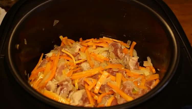 Da biste pilaf skuhali u rerni s sporim šporetom, pržite sastojke
