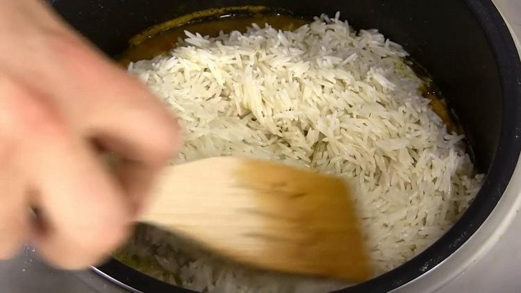 Para cocinar pilaf en una olla de cocción lenta con pollo, combine los ingredientes en un tazón