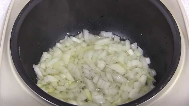 Para cocinar pilaf en una olla de cocción lenta con pollo, fría las cebollas.
