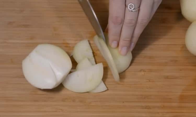 Cuire le pilaf d'agneau au chaudron, hacher l'oignon