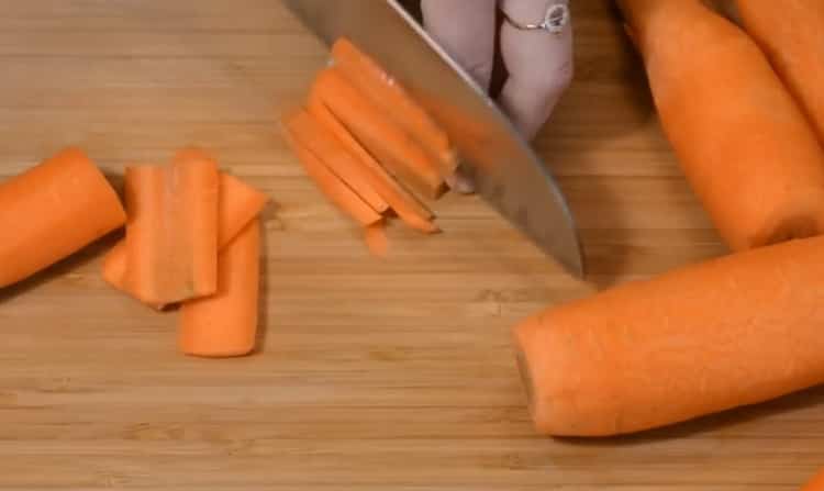 Da biste kuhali janjeći pilaf u kotlu, narežite mrkvu