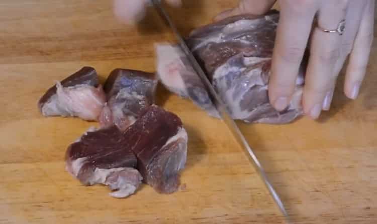 Da biste kuhali janjeći pilaf u kotliću, narežite meso