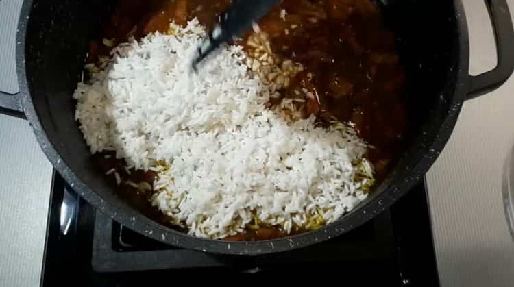 Para cocinar pilaf de cerdo de acuerdo con una receta simple con una foto, agregue arroz