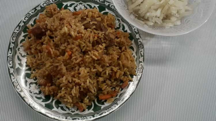 Para preparar pilaf de cerdo de acuerdo con una receta simple con una foto, prepare todo lo que necesita