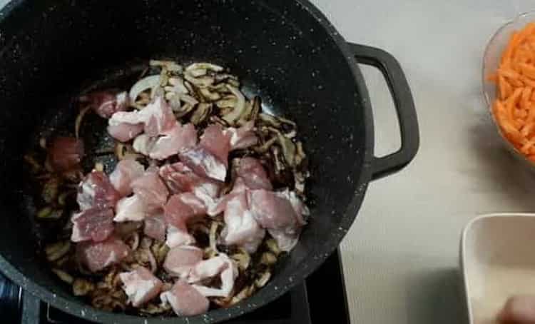 Para cocinar pilaf de cerdo de acuerdo con una receta simple con una foto, fríe la carne