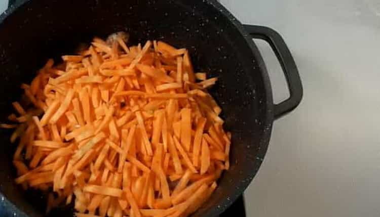 Cuire le pilaf de porc selon une recette simple avec une photo, faire frire les légumes