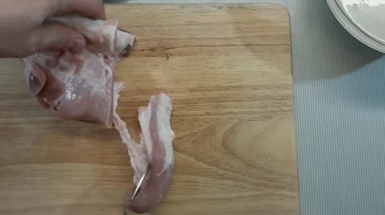 Za kuhanje svinjskog pilafa prema jednostavnom receptu s fotografijom nasjeckajte meso