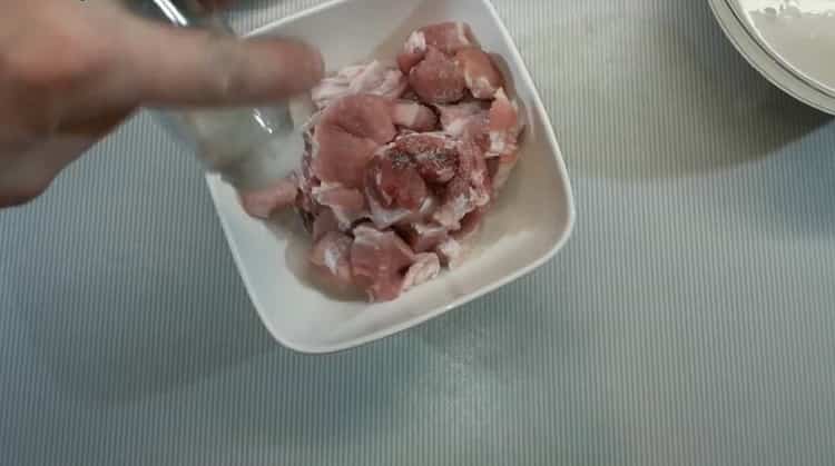 Para cocinar pilaf de cerdo de acuerdo con una receta simple con una foto, salar la carne