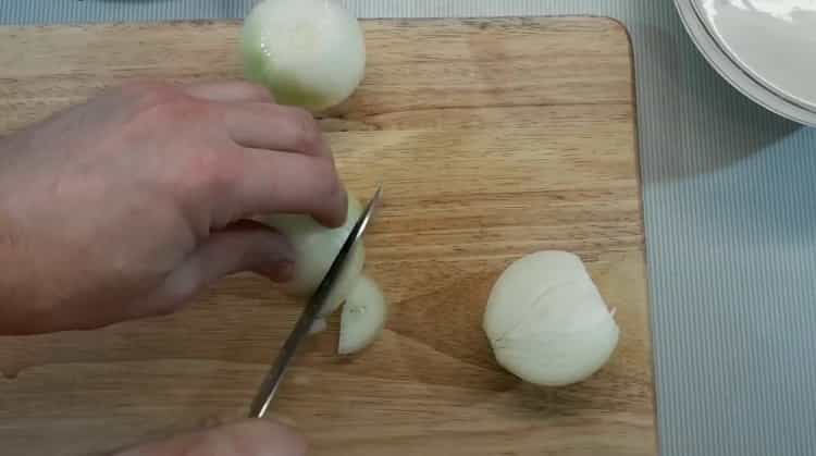 Para cocinar pilaf de cerdo de acuerdo con una receta simple con una foto, pique la cebolla