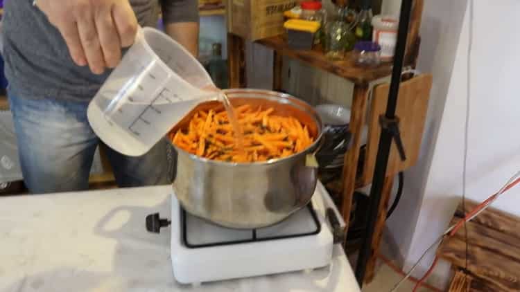 Para hacer pilaf de cerdo en una sartén agregue agua