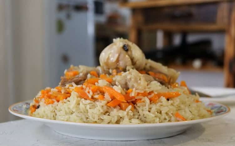 Pilaf de cerdo en una sartén según una receta paso a paso con foto