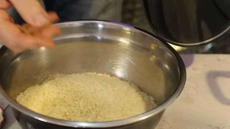 Para cocinar pilaf de cerdo en una sartén, enjuague el arroz