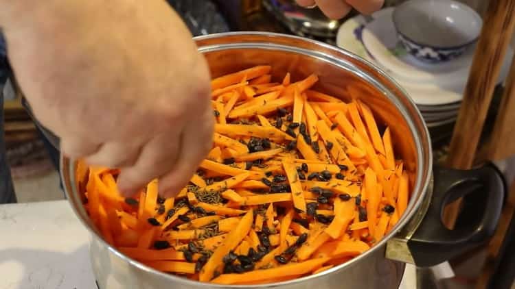 Pour faire du pilaf de porc dans une casserole, ajoutez markov