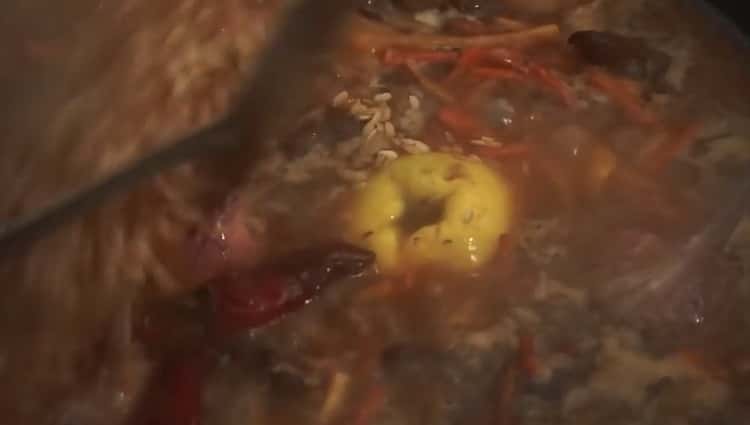 Pour la cuisson du pilaf sur un feu de joie dans un chaudron, ajoutez des épices