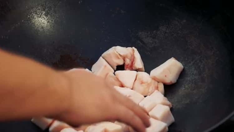 Pilaf sur le bûcher dans un chaudron selon une recette pas à pas avec photo