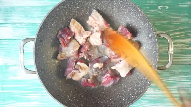 Da biste skuhali pilaf, narežite meso
