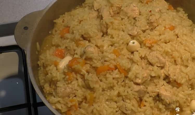To cook pilaf with chicken in a cauldron, add garlic