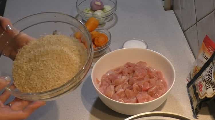 Da biste pripremili pilaf s piletinom u kotliću, pripremite sastojke