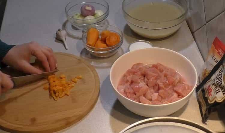 Pour faire cuire du pilaf avec du poulet dans un chaudron, hachez les carottes