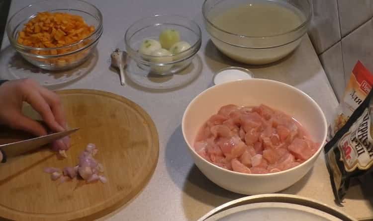 Para cocinar pilaf con pollo en un caldero, pique la cebolla