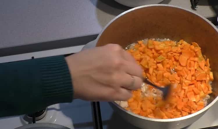 Steg grøntsager til at koge pilaf med kylling i en gryde