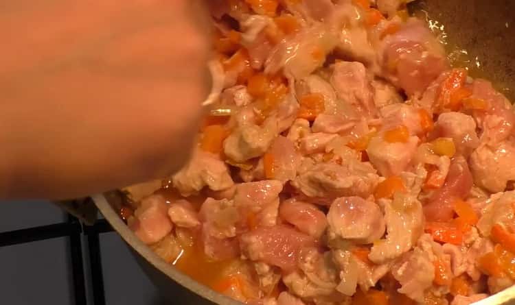 Forbered tilberedelse af pilaf med kylling i en gryde, ingredienserne