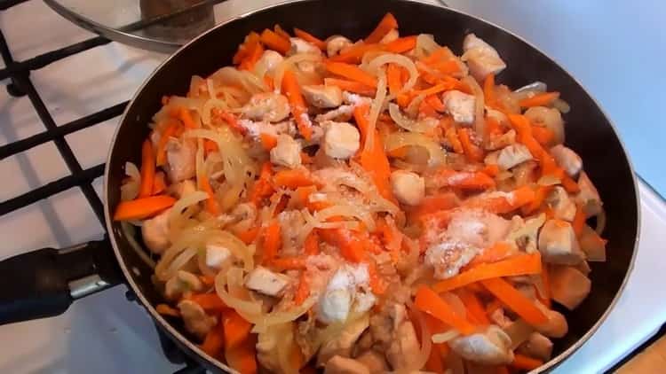 Faire cuire un pilaf avec du poulet dans une casserole, faire frire les légumes