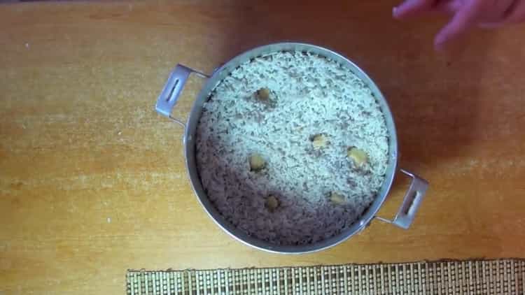 Para cocinar pilaf con pollo en una sartén, agregue ajo