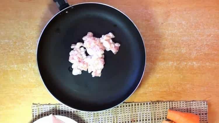 Cuire le pilaf avec du poulet dans une casserole, faire frire la graisse