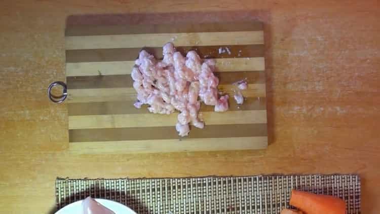Para cocinar pilaf con pollo en una sartén, picar la carne