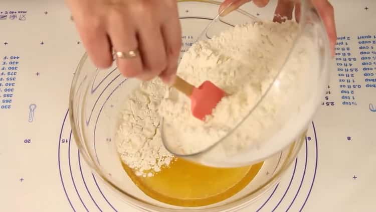 Da biste napravili vitke kolačiće, dodajte brašno u sok