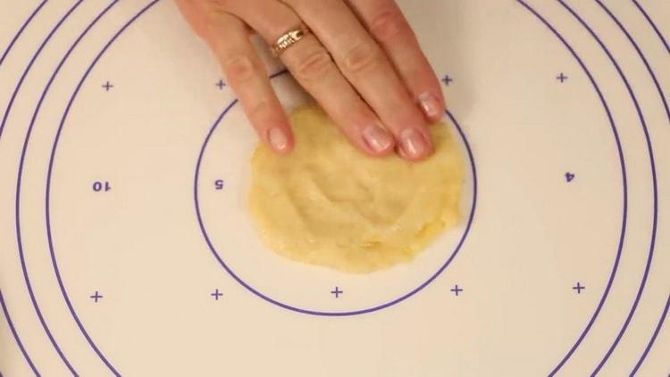 Razvaljajte tijesto da napravite mršave kolačiće.