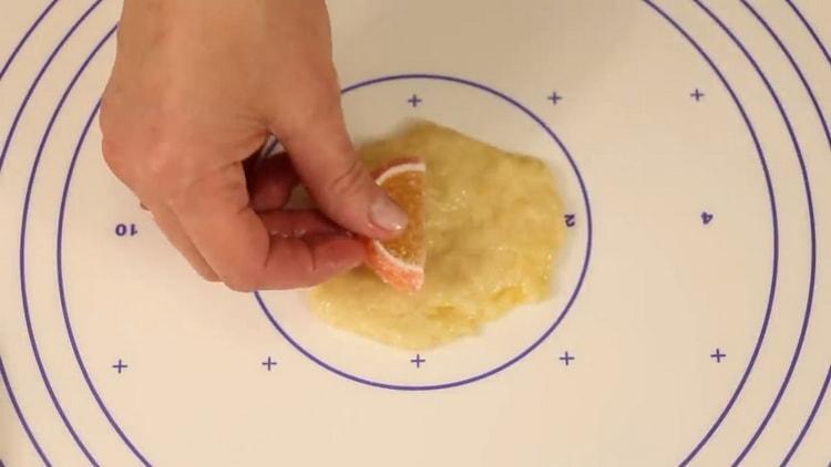 For the preparation of lean cookies, put the filling