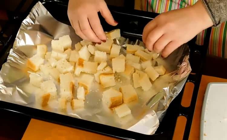 Para hacer sopa de pollo magra, corte el pan