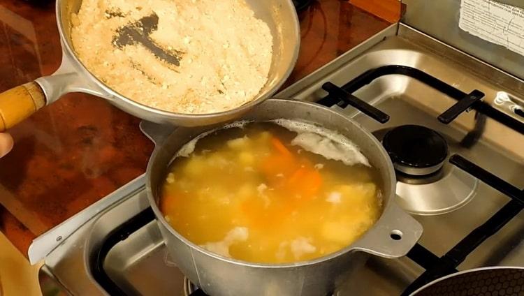 Pour faire une soupe de poulet maigre, mettez la farine dans la soupe.