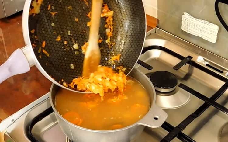 Para hacer sopa de pollo magra, ponga la fritura en la sopa.