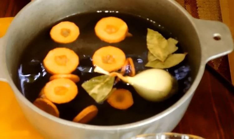 Pour faire une soupe de poulet maigre, faites bouillir le bouillon de légumes