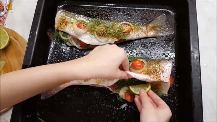 Da biste pripremili ležaj u pećnici, stavite zelje na ribu