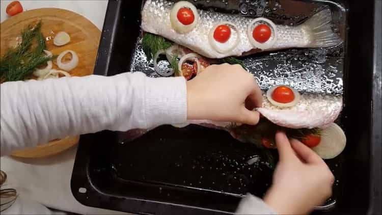 Pour préparer le roulement au four, mettez les légumes sur le poisson