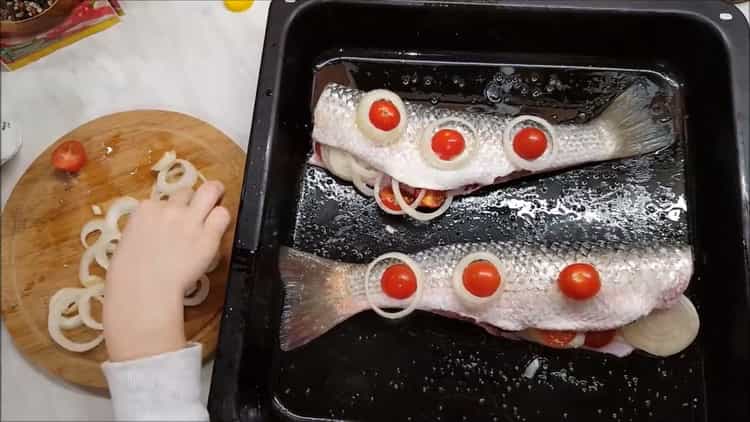 Da biste kuhali ležaj u pećnici, stavite rajčicu na ribu