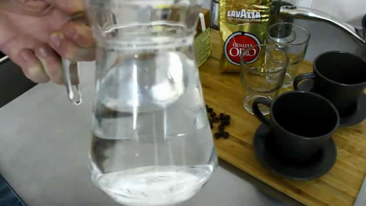 De acuerdo con la receta para hacer café raff, hervir agua