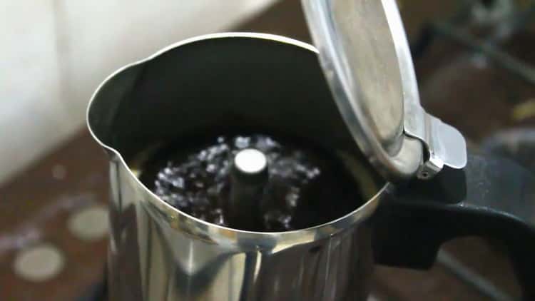 De acuerdo con la receta para hacer café raff, prepare los ingredientes.
