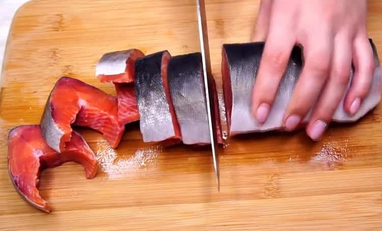 Za pripremu ružičastog lososa u tavi pripremite sastojke