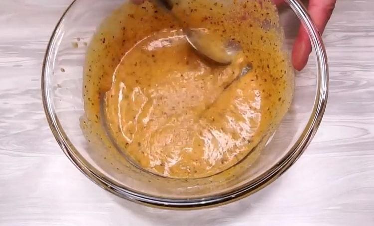 Para cocinar salmón rosado en una sartén, prepare la salsa