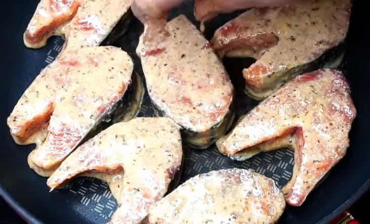 Para cocinar salmón rosado en una sartén, fríe el pescado