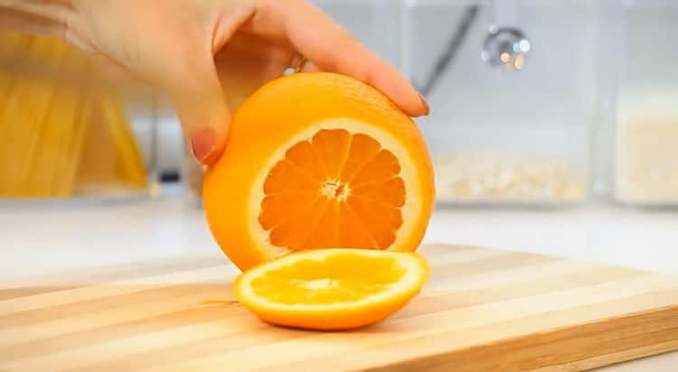 להכנת תה ג'ינג'ר. פורסים תפוז