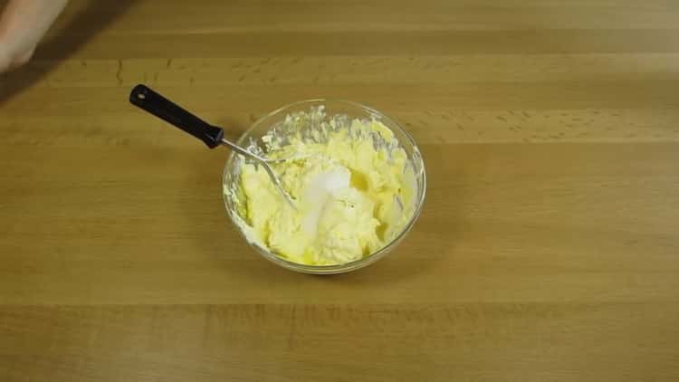 Pour faire une tarte au fromage cottage, ajoutez de la semoule à la garniture