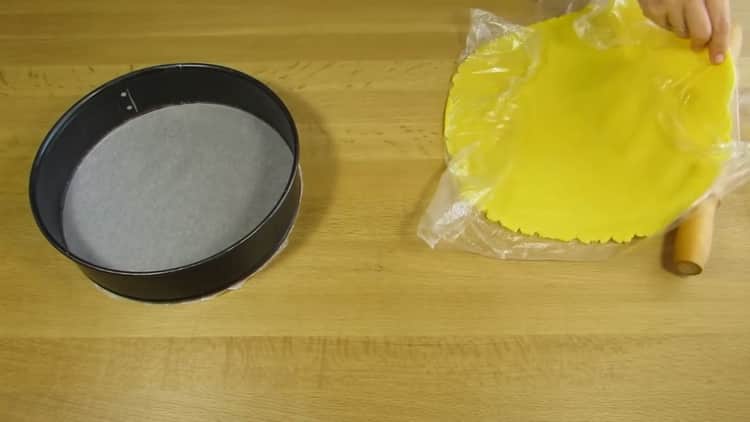 Para preparar un pastel con requesón, prepare un formulario